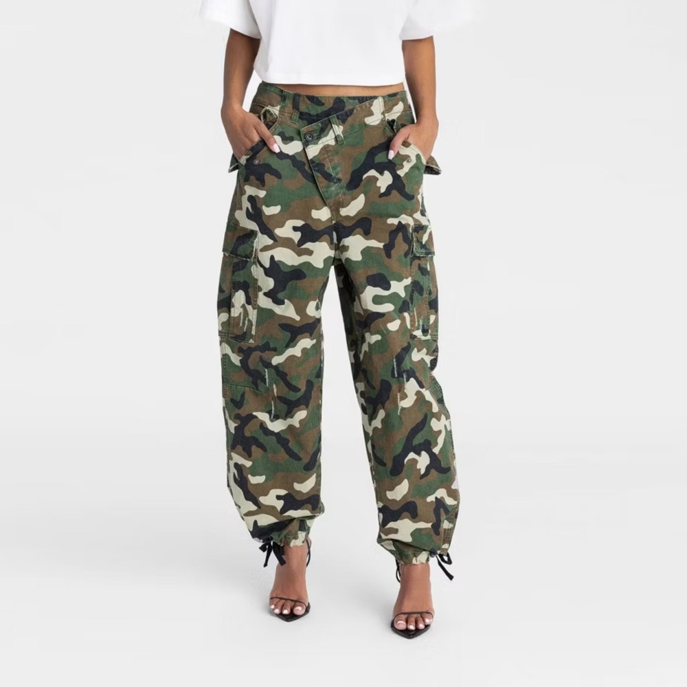 KBB by KAHLANA Women’s Mid-Rise Straight Leg The Cargo Jogger Dark Camo Size (S)
